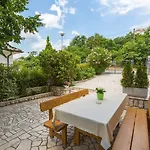 Charmantes Nur 650 Meter Zum Mit Meerblick, Bbq-bereich, Privatparkplatz Apartment