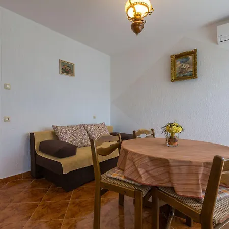 Charmantes Nur 650 Meter Zum Mit Meerblick, Bbq-bereich, Privatparkplatz Apartament Novi Vinodolski